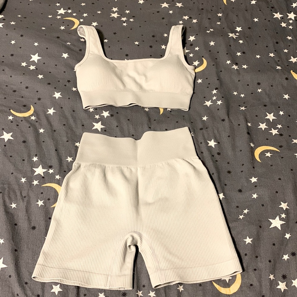Medium Women’s Athletic Gym Set